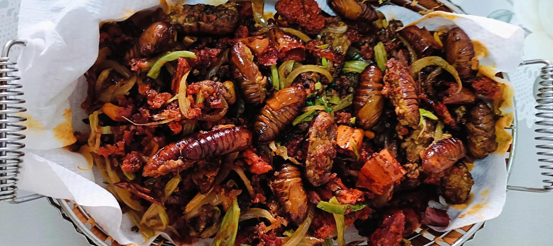 炸蚕蛹鸡美食