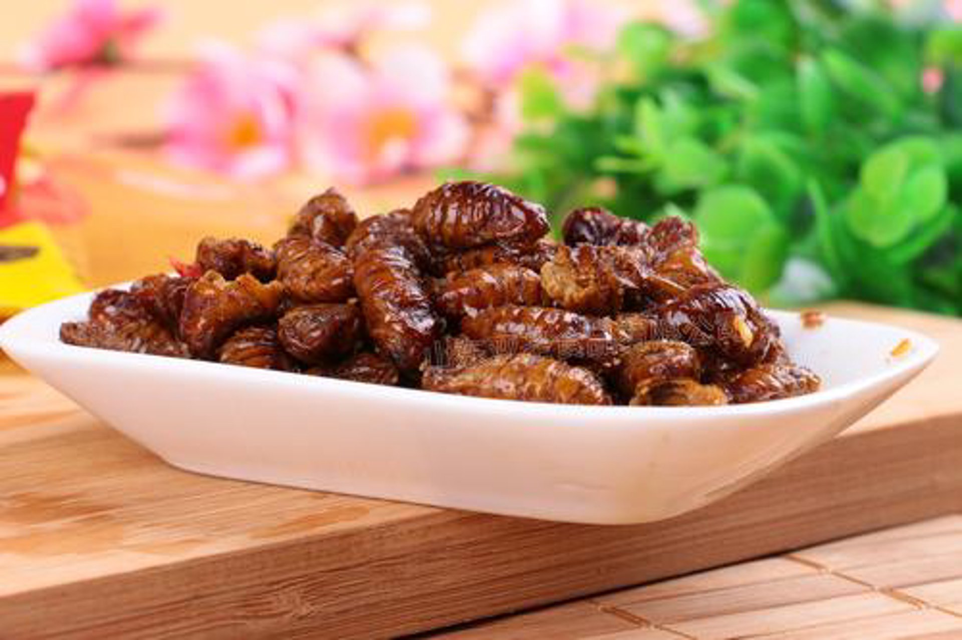 炸蚕蛹鸡美食